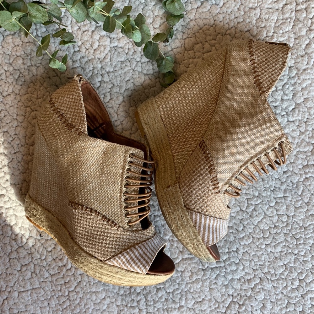 *SOLD LIKE NEW Chinese Laundry size 9 Wedges